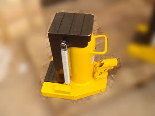 Material of hydraulic jack